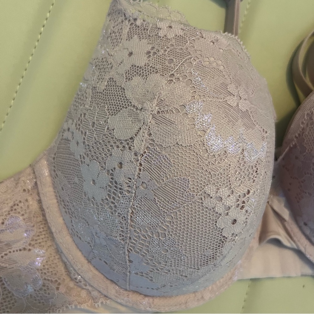 Victoria’s Secrets Elegant Lace Underwire Bra in Light Pink - Picture 3 of 7